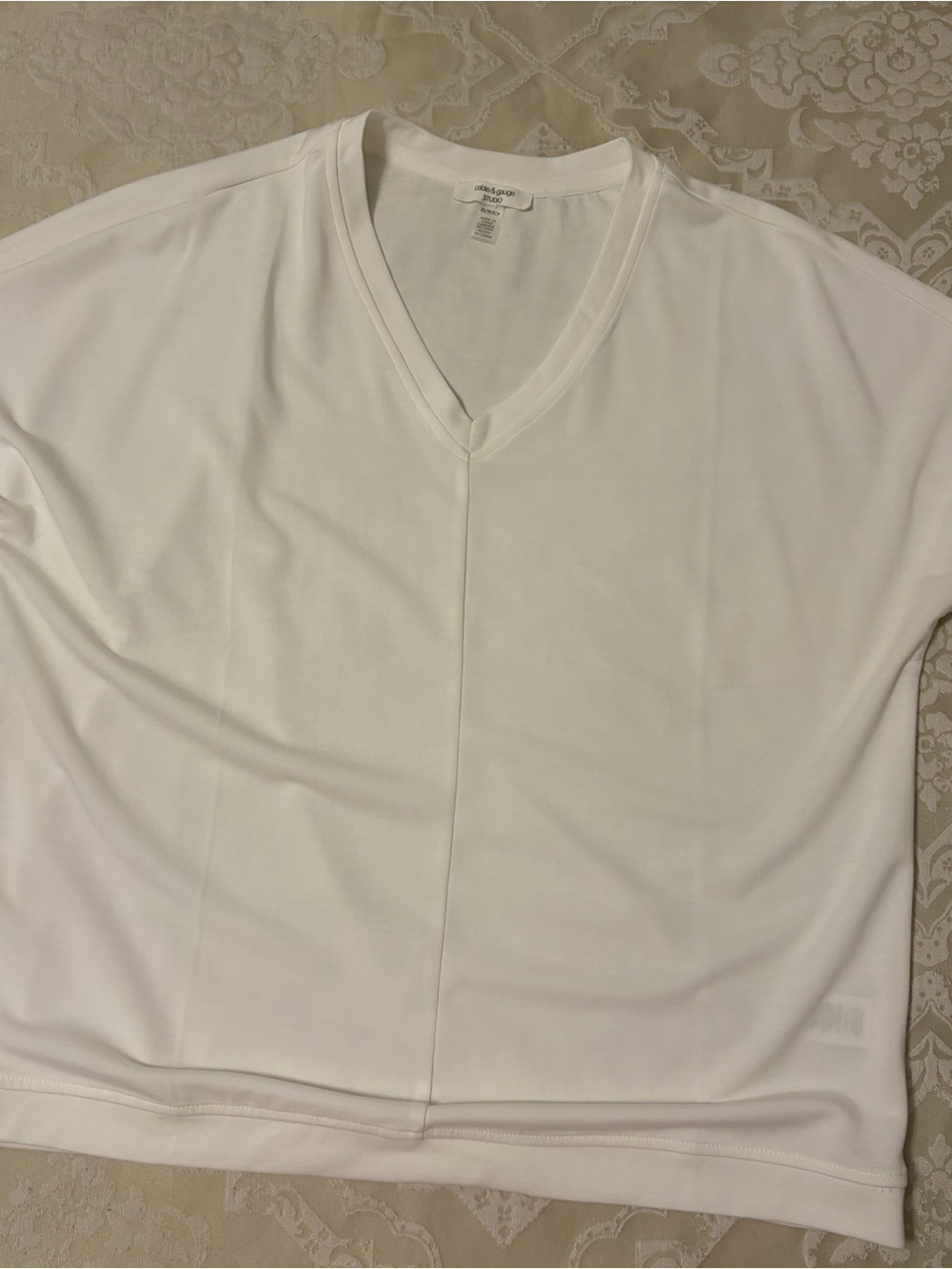 Cable & Gauge White V‑Neck Short Sleeve Top/Blouse
